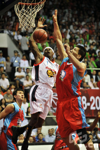 替补阵容发威 成为取胜关键（替补火力全开 奠定胜局）