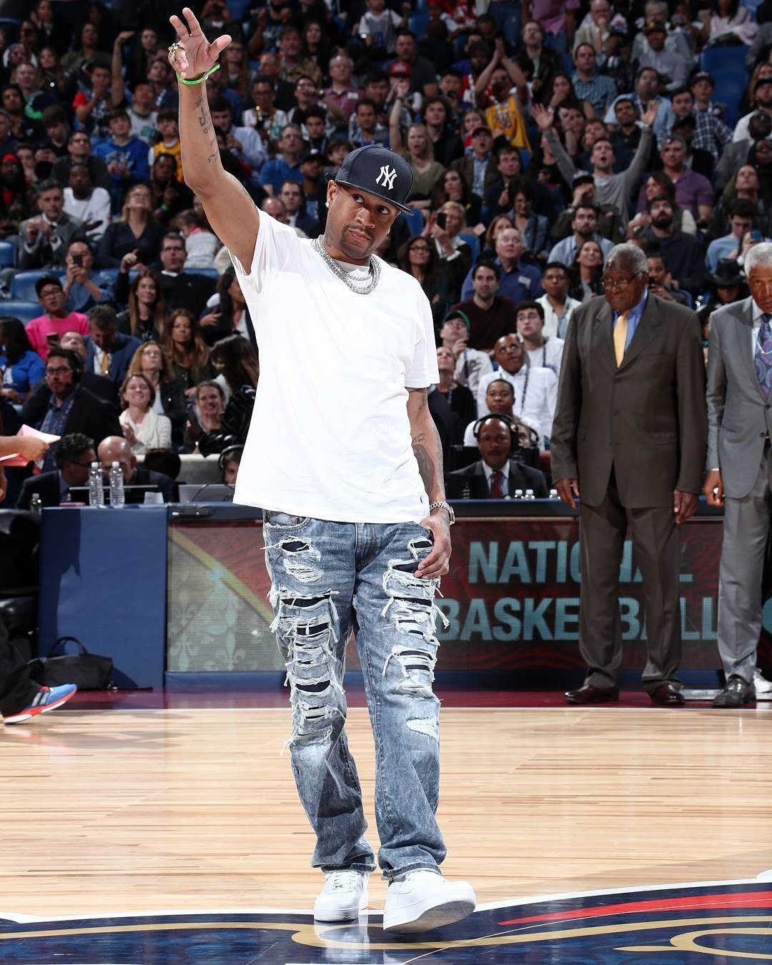 “罗马队友基情互动”，德罗西赛后新闻发布会被哲科亲吻（罗马队友展现兄弟情：哲科赛后发布会上亲吻德罗西）